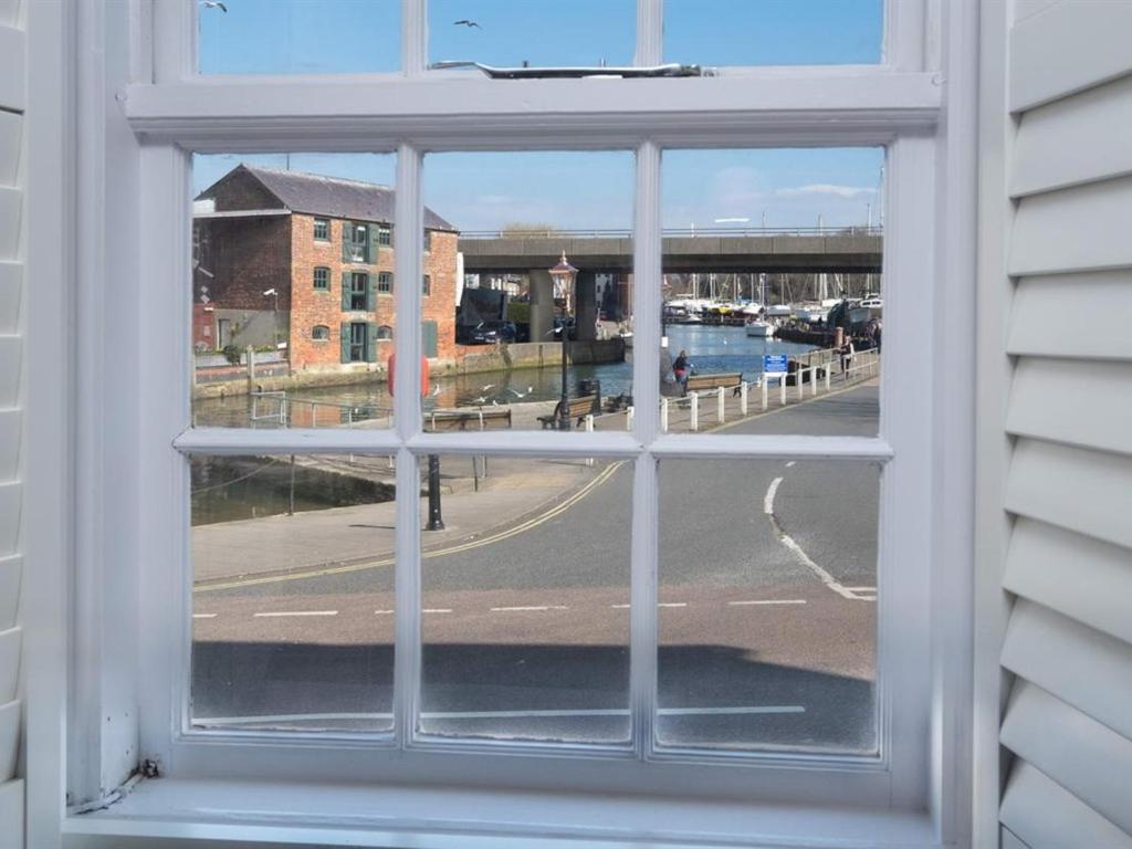 One Holyrood Hotel & Cafe Newport  Room photo