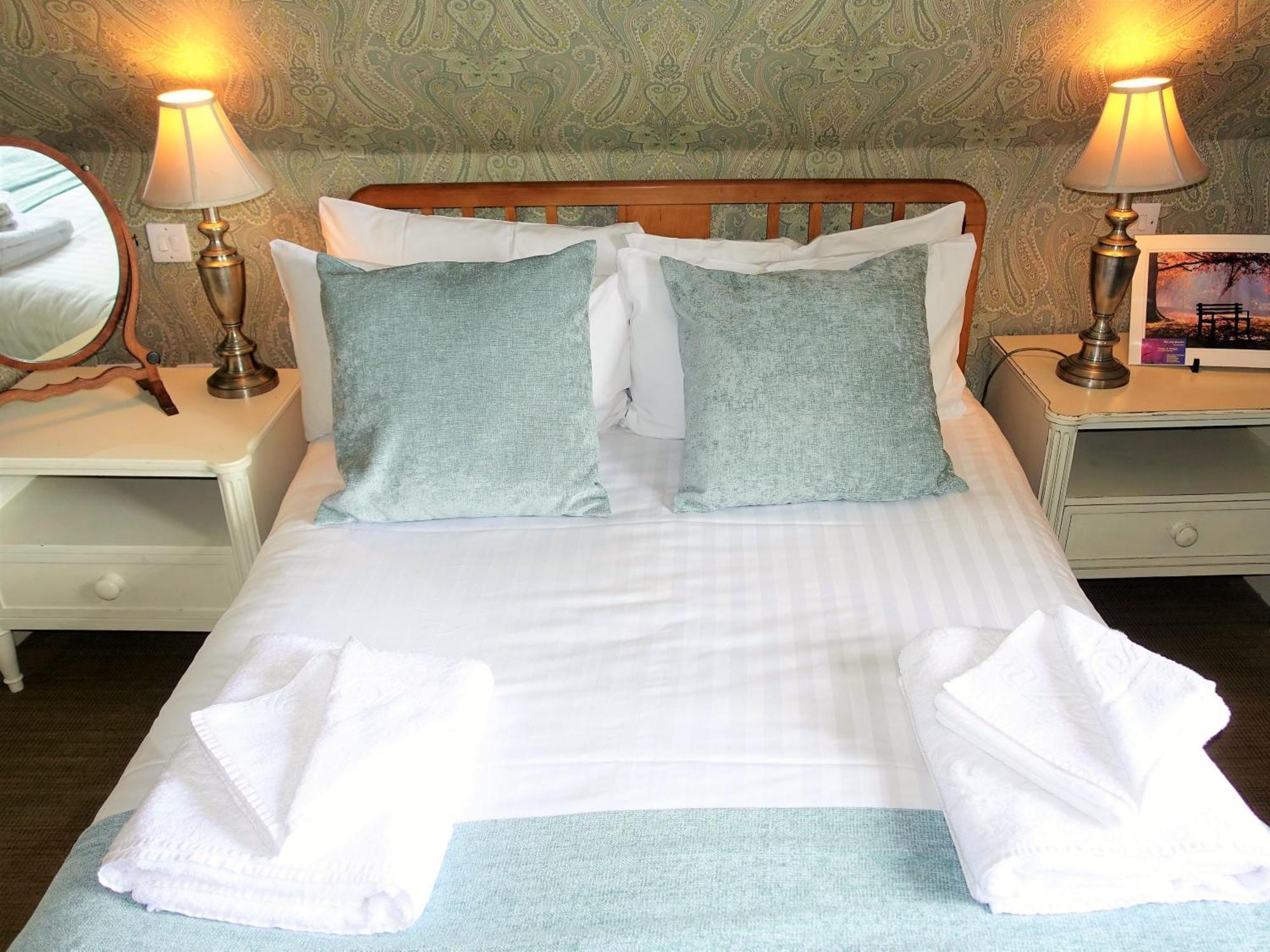 One Holyrood Hotel & Cafe Newport  Room photo