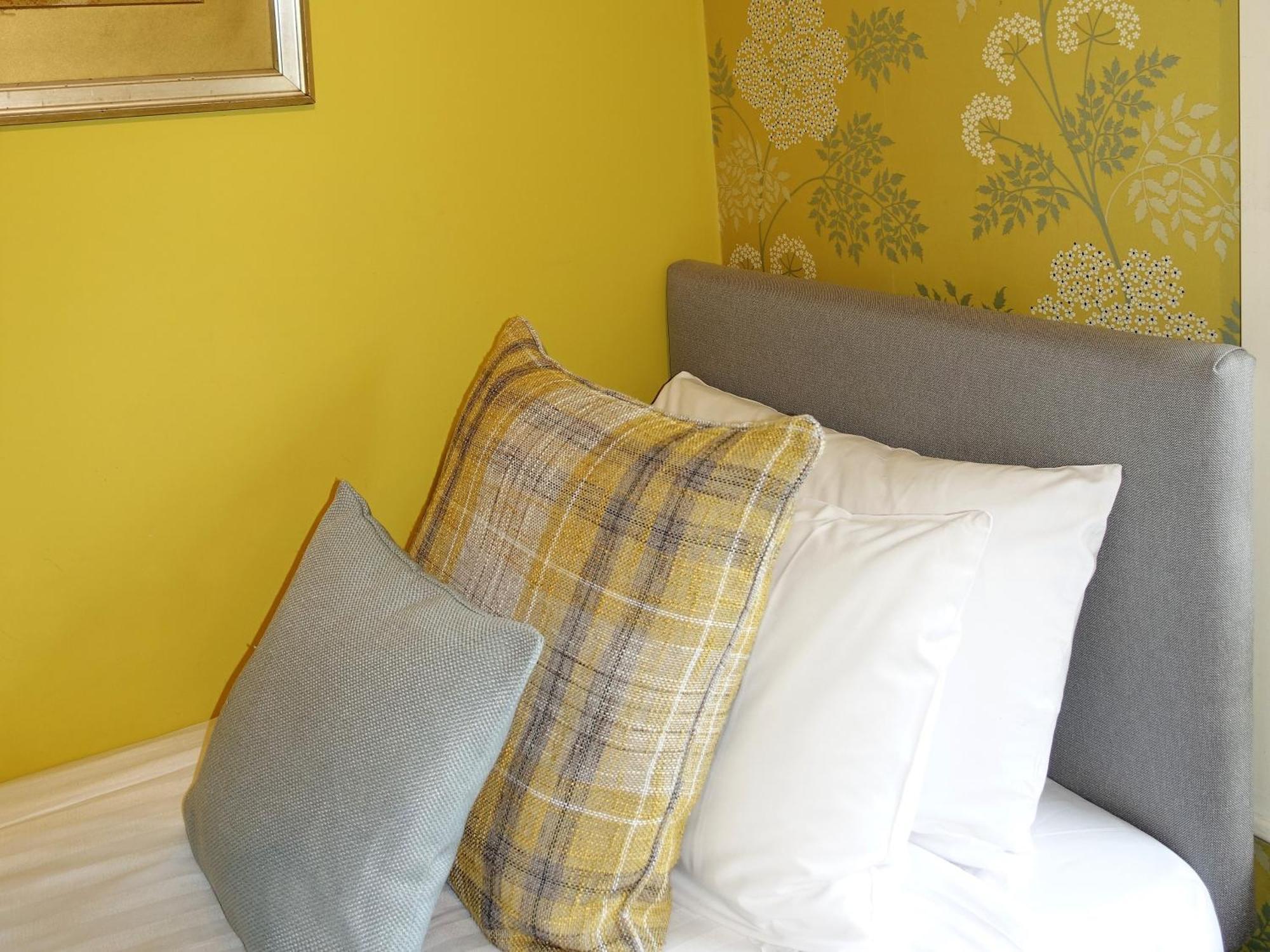 One Holyrood Hotel & Cafe Newport  Room photo