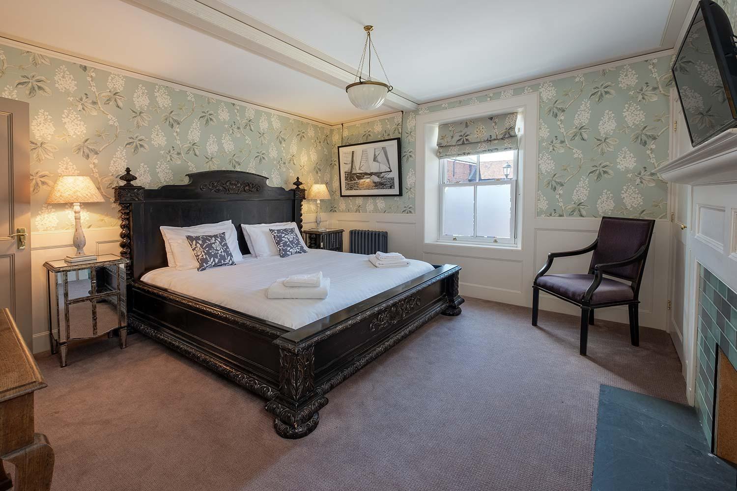 One Holyrood Hotel & Cafe Newport  Room photo